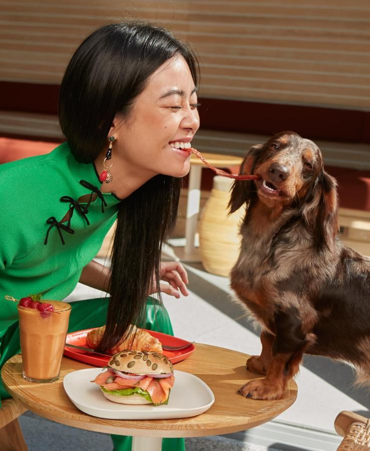 The Standard, Hua Hin Hotel Ngoại thất bức ảnh A woman feeding her dog